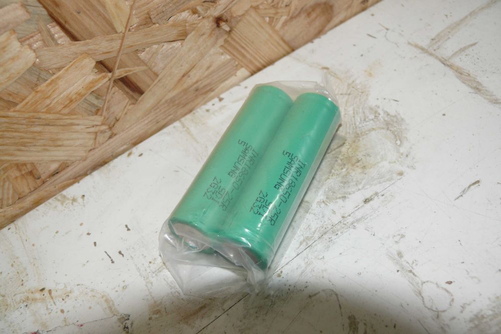 Conjunto de duas baterias recarregáveis Samsung.