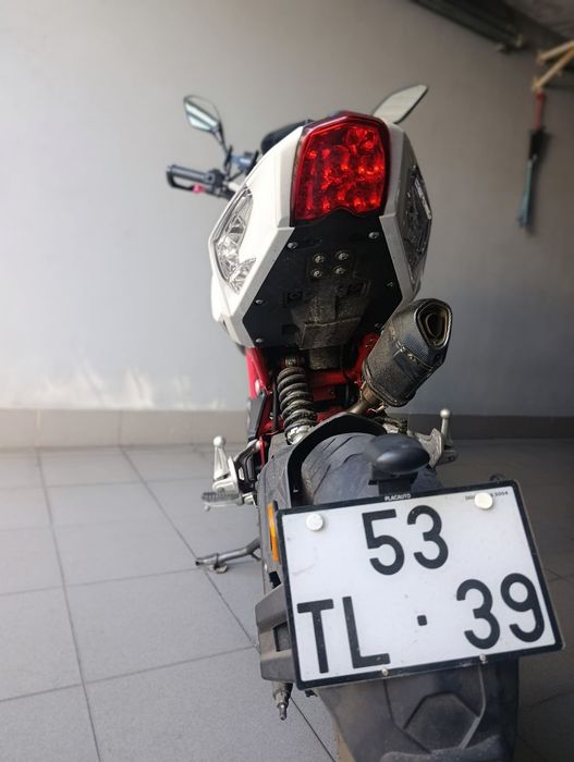 Benelli tnt 125 com extras