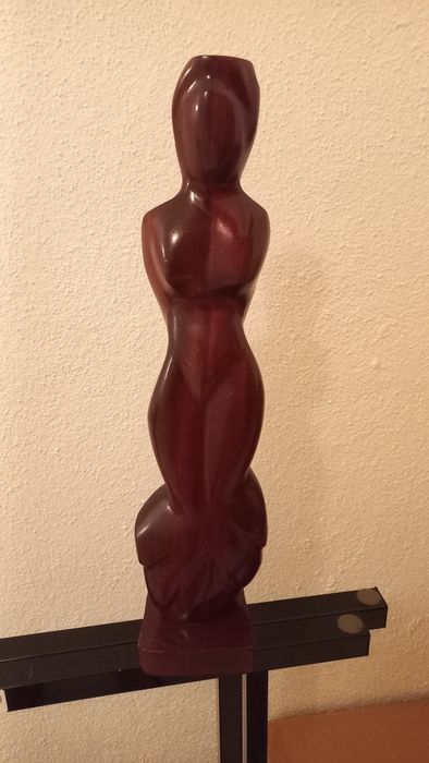 Estatueta em madeira