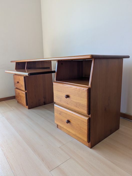 Secretária robusta em pinho maciço para computador.