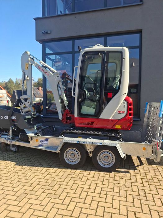 Minikoparka Takeuchi TB216 V4 gąsienicowa – 1,8 t  POWERTILT  w zestawie z przyczepką ciężarową IFOR WILLIAMA GH94BT 2700kg ładowność