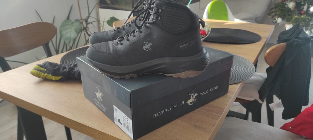 Buty zimowe  wysokie jak nowe 41 rozm kosztowały 249zl