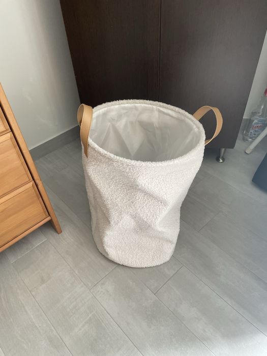 Cesto de roupa branco