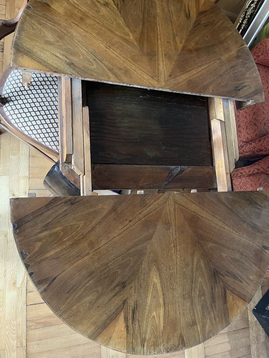 Stół okragły gesie nogi.