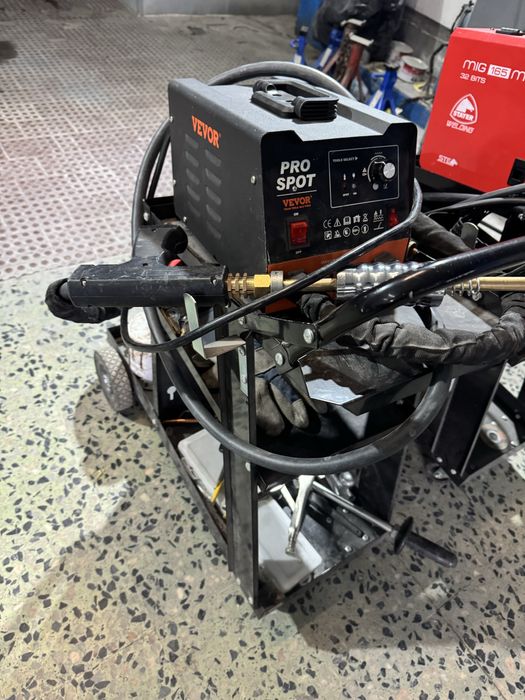 Vende- se maquina de soldar e maquina de remoção de amassados !!!