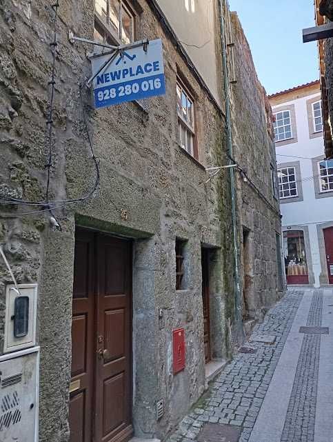 Casinha em Banda na zona histórica - T2 + Loja comercial