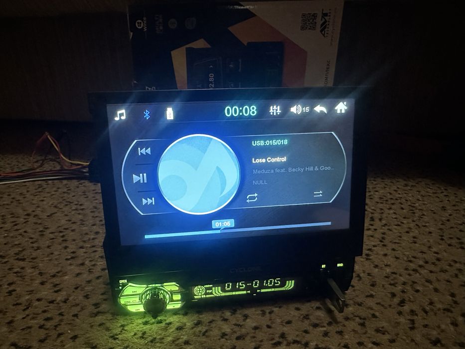 Автомагнітола 1DIN з виїзним екраном Cyclone MP-7054