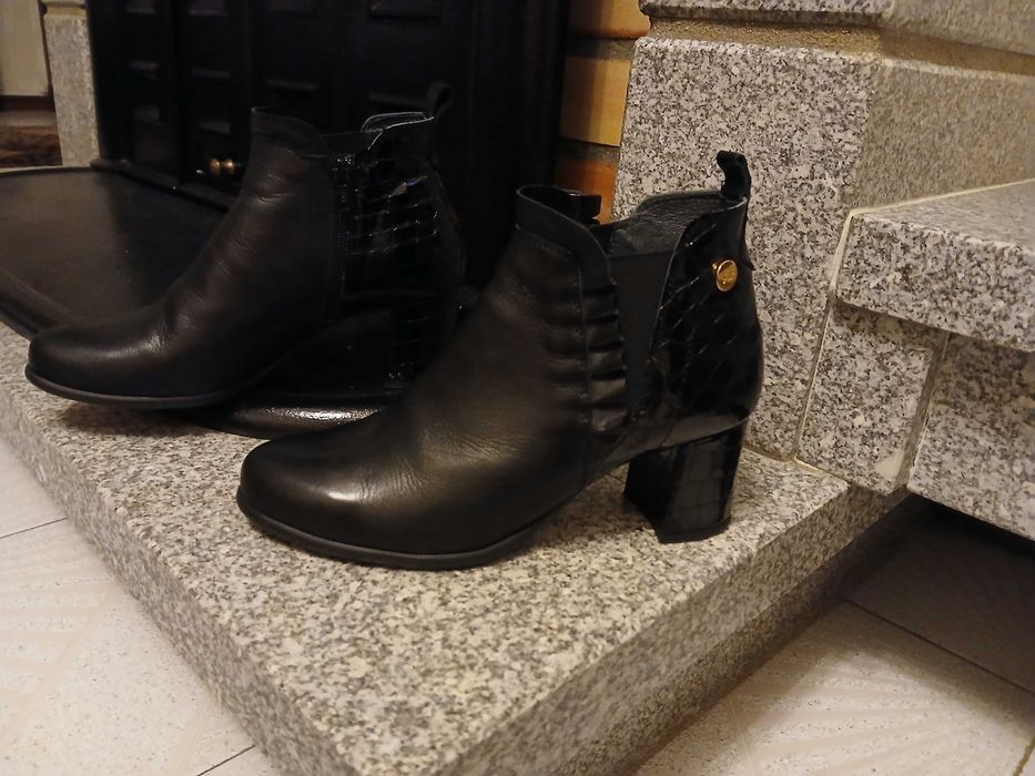 Botins pretos, tamanho 38 em pele e verniz