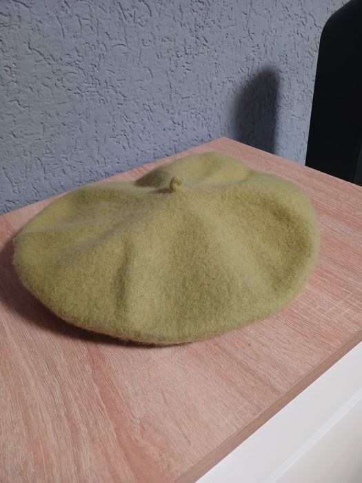 Берет оливковогокольору