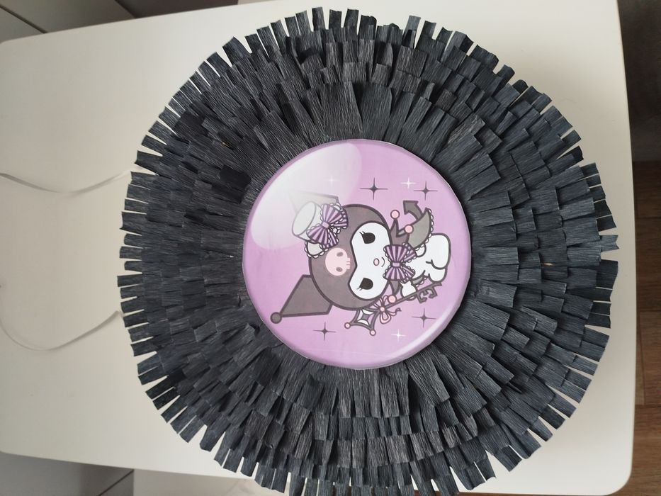 Piniata kuromi czarna na fioletowym tle