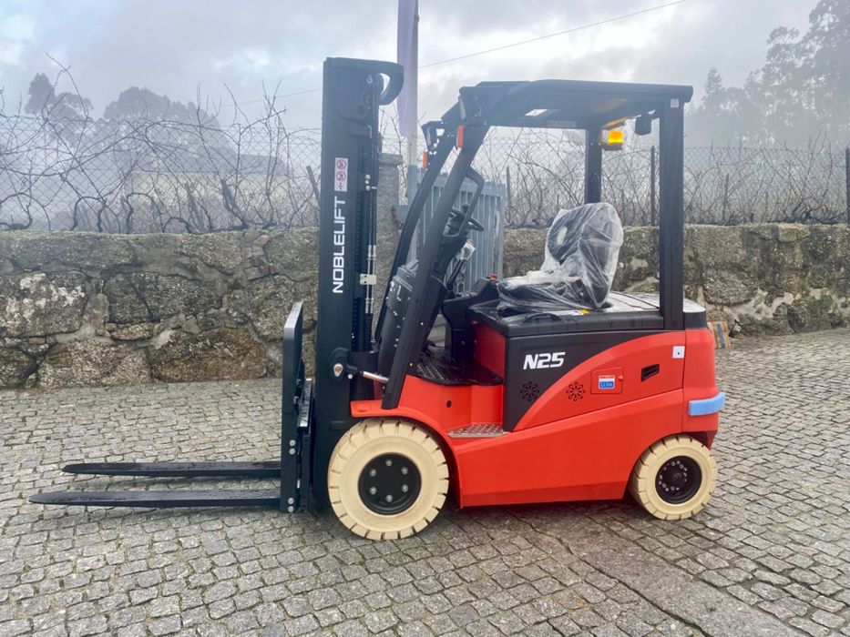 Empilhador eléctrico  Novo Noblelift 3.0T