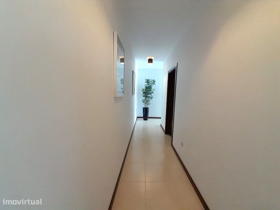 Apartamento T2 para arrendar ao ano, condomínio com piscina e lugar...