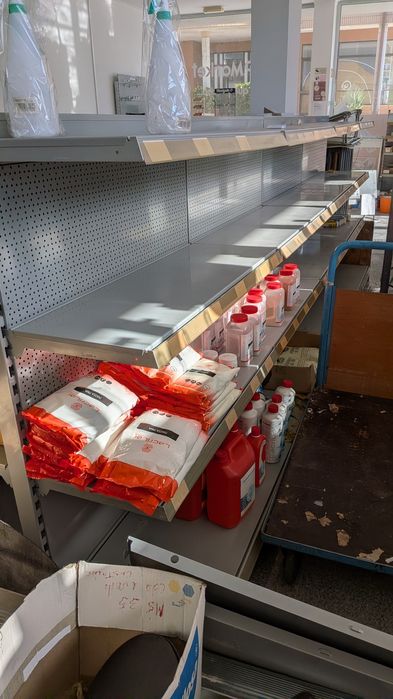 Prateleiras metálicas e acessórios