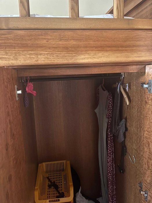 Vendo cama beliches com roupeiro.