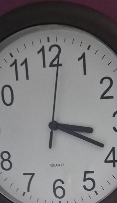 okrągły zegar ścienny kwarcowy o średnicy 25 cm