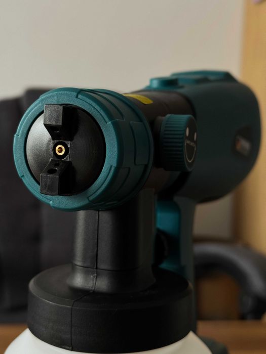 Lekki pistolet do malowania ogrodzenia 1L zbiornik pod aku BOSCH