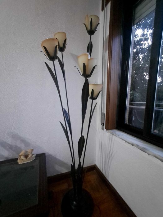 Mesa com 8 cadeiras e Candeeiro Art Deco com 5 lâmpadas