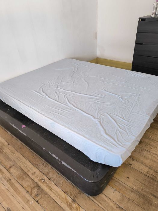 Colchão, cama, cómoda e sofá