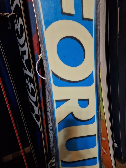Deska snowboardowa Forum the bully 151 cm z wiązaniami