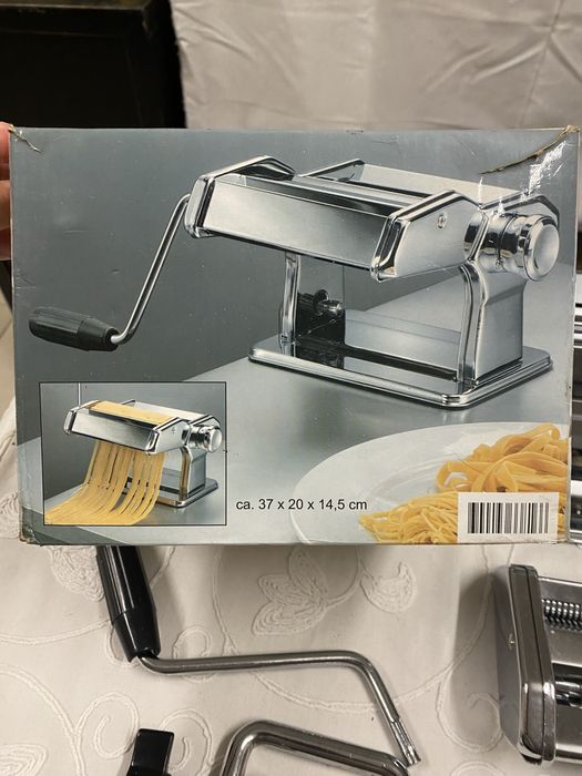 Maquina de fazer massa fresca ou massa para rissois