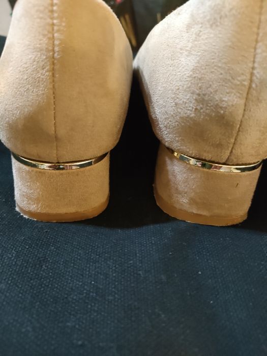 Beżowe buty czółenka