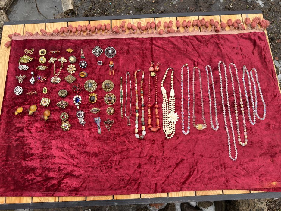 Броши , бусы , бижутерия разная ,