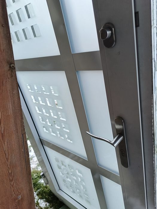 Drzwi zewnętrzne super stan.