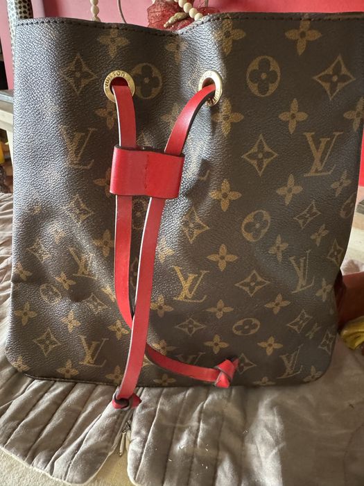 Bolsa de ombro que fecha com atilho