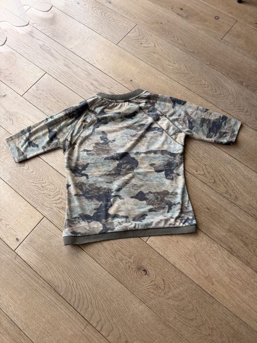 Koszulka moro z złotymi aplikacjami – militarny styl