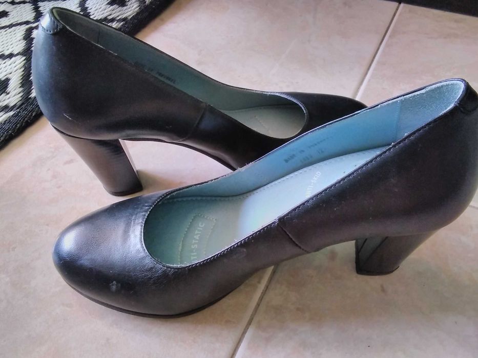 Sapatos de hospedeira de bordo. Oportunidade, estão como novos.