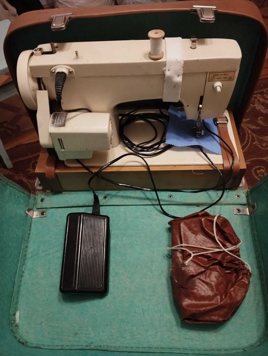 Продам швейну машинку
