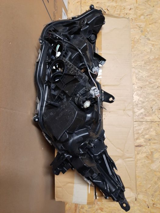 Lampa przednia prawa toyota rav4