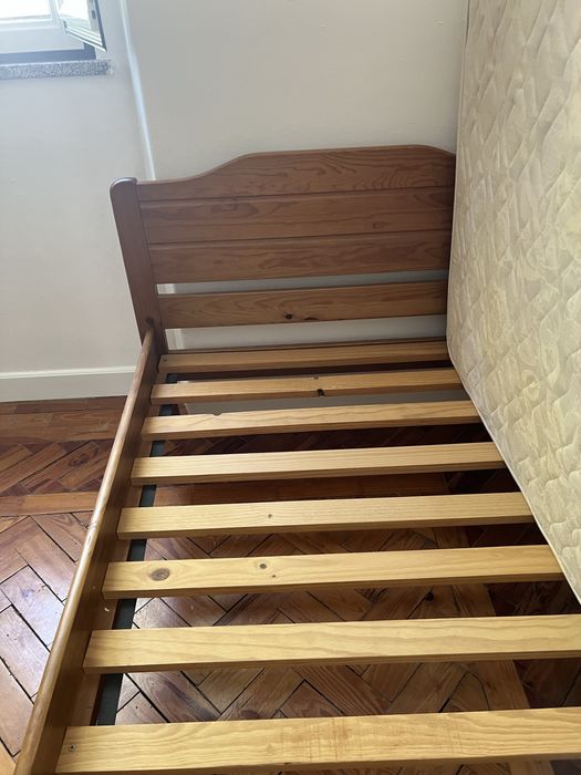 Cama de madeira maçica e cómoda