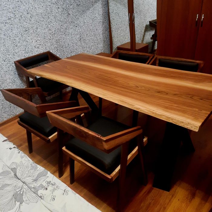 Продається стіл з стільцами  з горіха