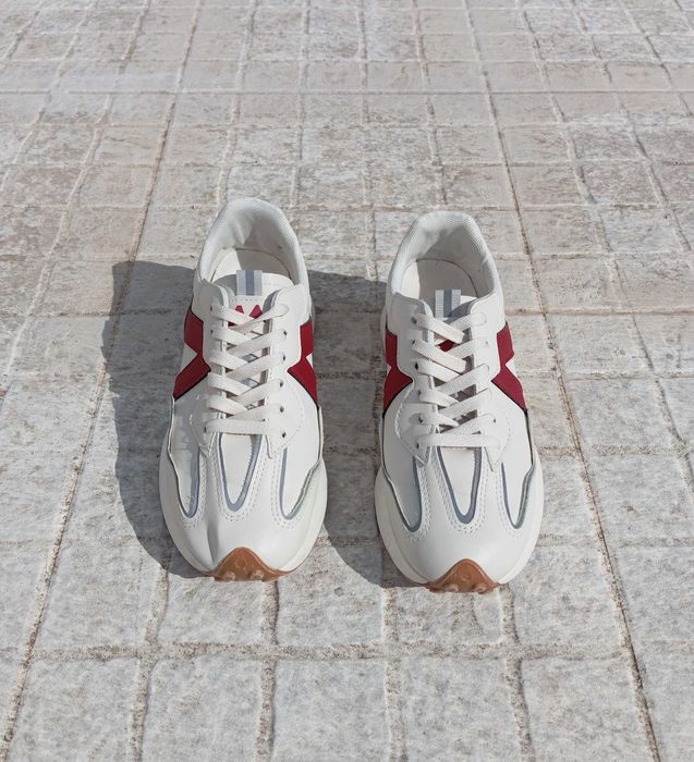 Sapatilhas bege e vermelhas como Novas