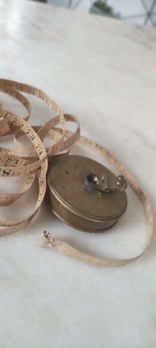 Antiga fita métrica em latao