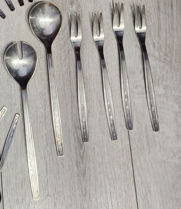 duże łyżki i 4 widelce do mięs