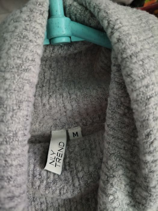 Luźny sweter  golf popielaty Nly