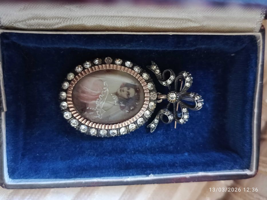 Alfinete Moldura Pendente Ouro Prata Strass contrastado Séc XIX 5,4 cm