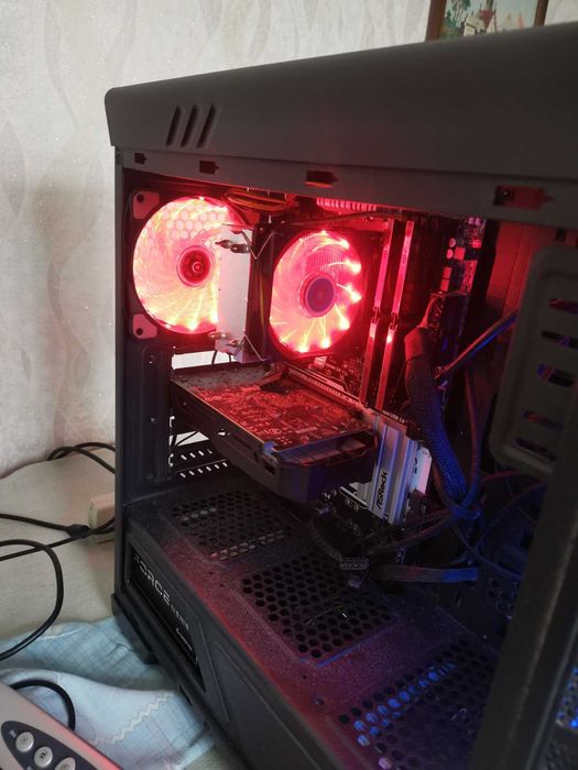 Комп'ютер: монітор, системний блок, клавіатура, миша.