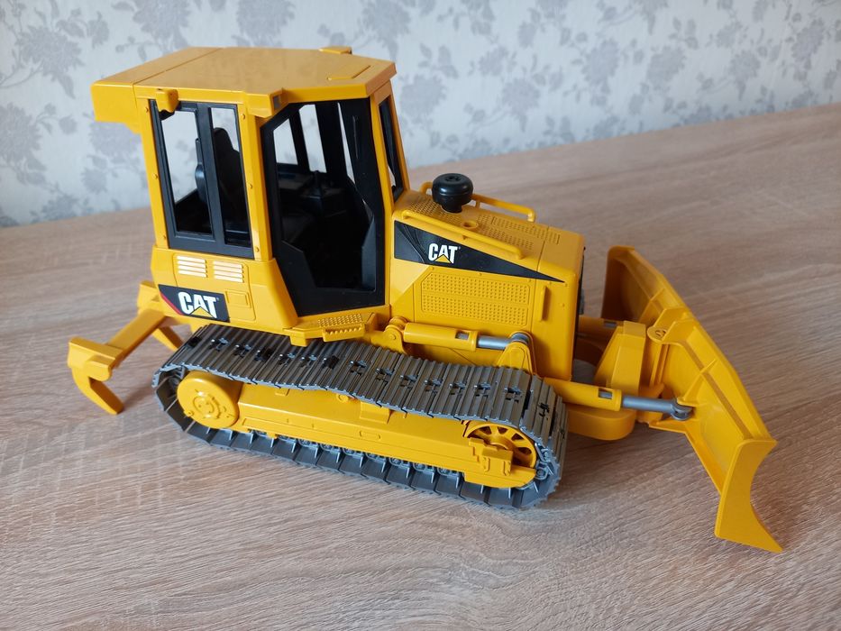 Трактор бульдозер CAT від Bruder