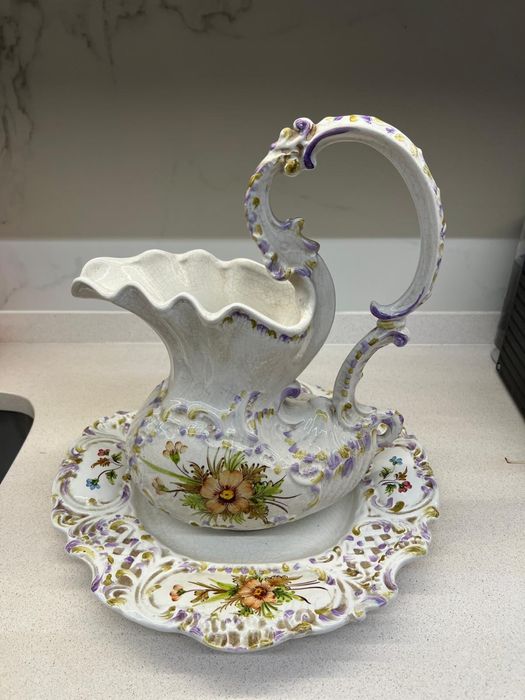 Jarro e bacia em porcelana