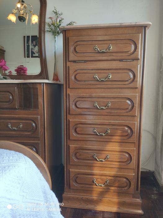Quarto casal em madeira de castanho