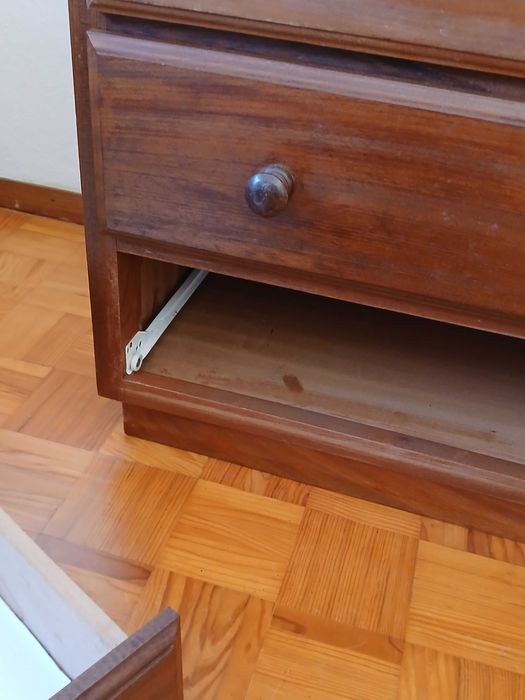Cómoda madeira maciça com 4 gavetas