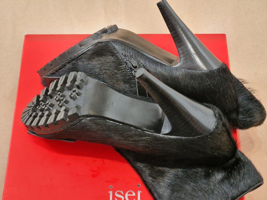 Чорні ботильйони на високих підборах з хутром та декоративною пряжкою