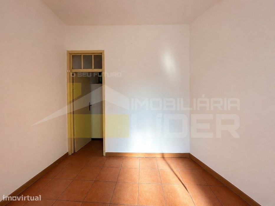 Oferta de Verão oferecemos a escritura
Moradia t1 em Cheleiros - I...