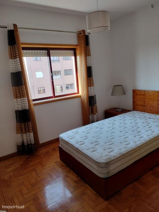 Quarto - localizado em Vilar de Andorinho Porto