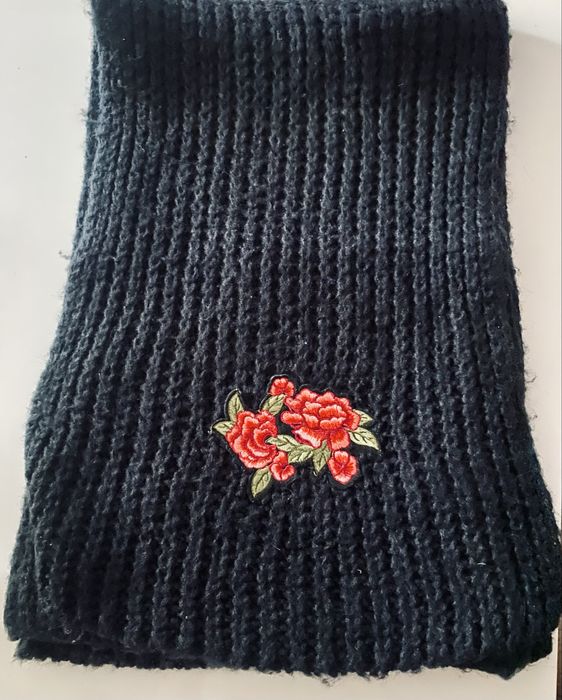 Piękny czarny szalik z motywem kwiatowym