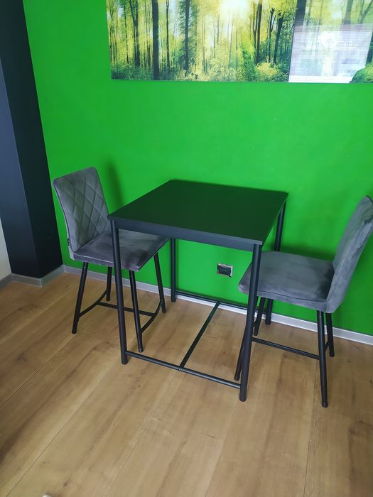 Stół i krzesła mini bar.