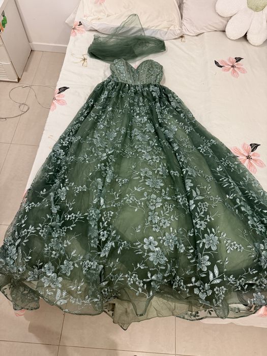 Desapego o meu vestido tamanho L . Usado apenas uma vez para aniversario casamento.
